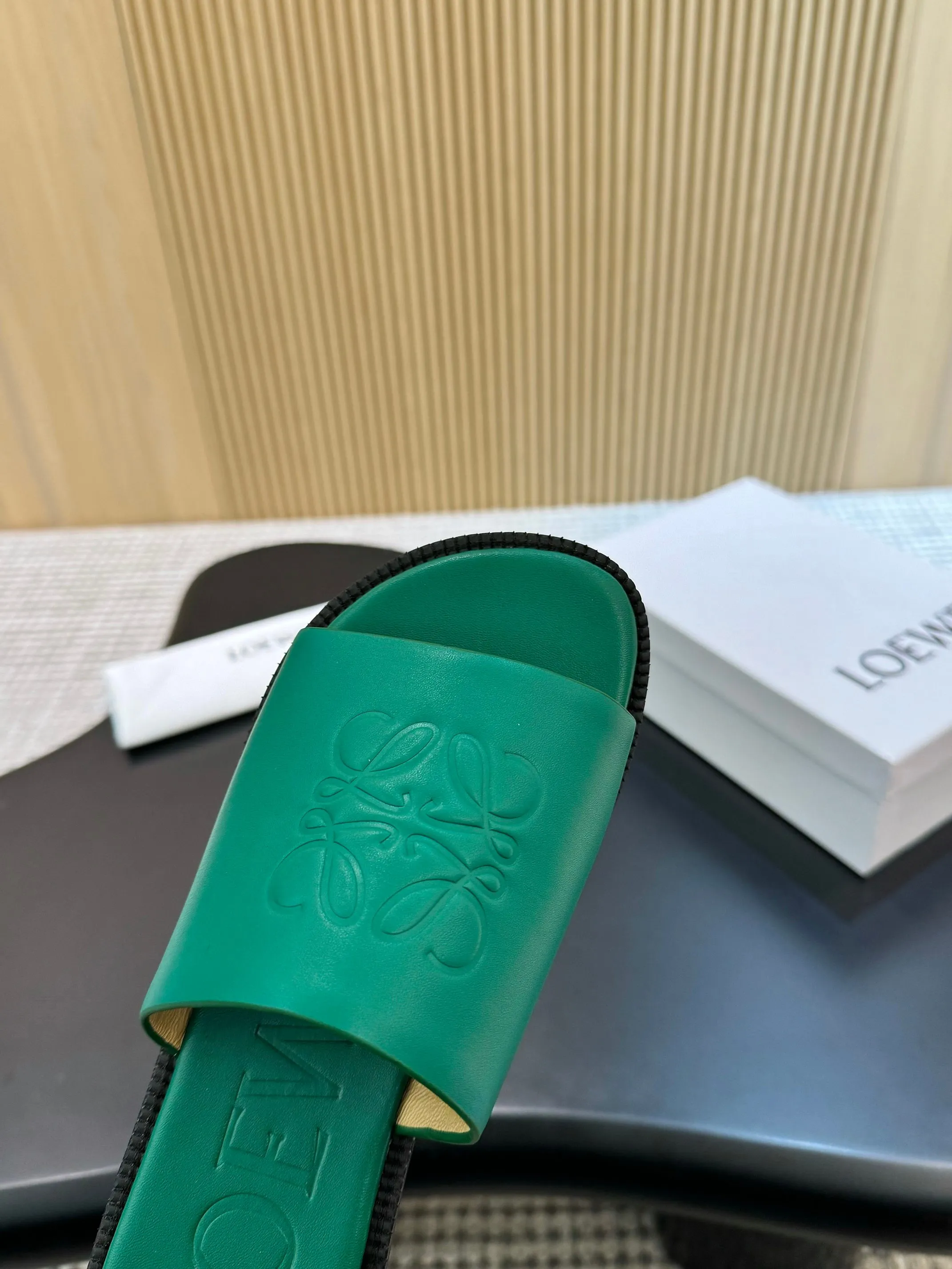 👟👟Ex-factory price 340👟👟 Genuine leather sole +40 LOEWE 25th spring and summer new style, same style for men and women, six colors to choose from. Code number:35-45